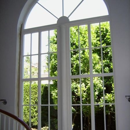 Fenster mit weißem Rahmen, in einem hellen Raum
