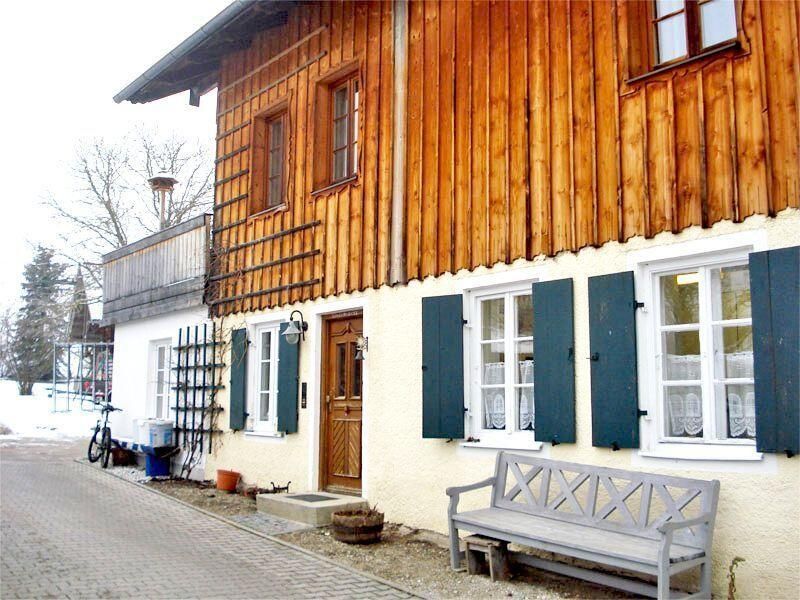 Ein Holzhaus mit einer Bank davor