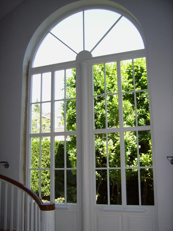 Fenster mit weißem Rahmen, in einem hellen Raum